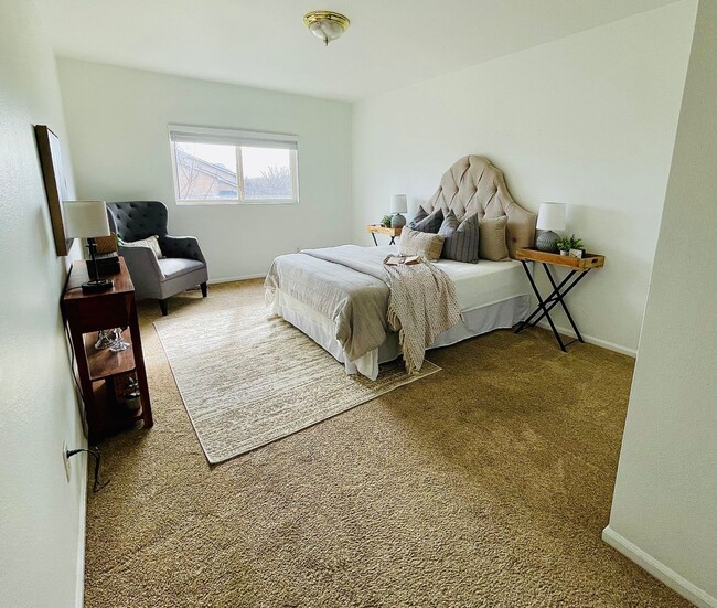 Building Photo - Townhome -2 bed 2.5 bath + bonus area