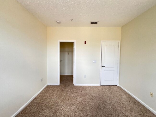 Building Photo - Perfect apartment waiting for you!