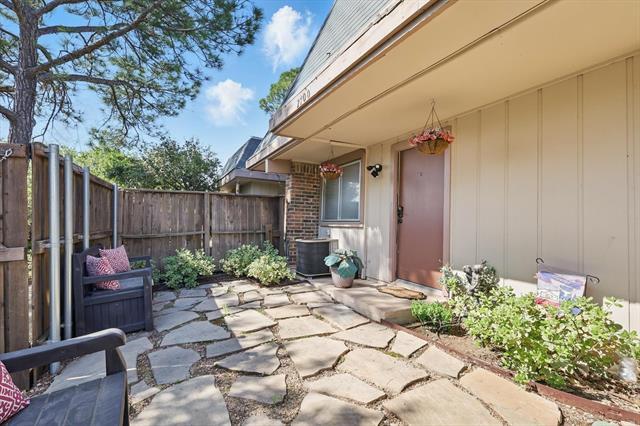 Building Photo - 2700 Stonehaven Ct
