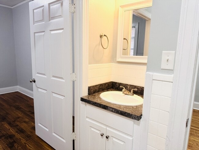 Building Photo - 711 Kenan St W