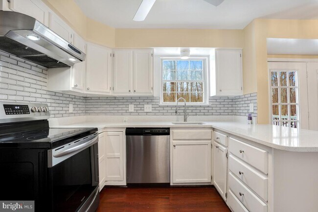 Building Photo - 817 Falcon Dr