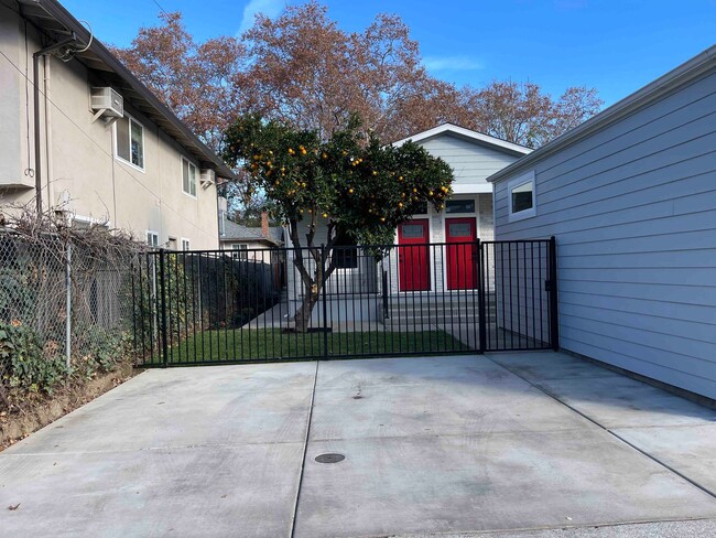 Building Photo - Stunning New Downtown 1 Bedroom