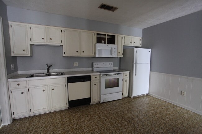 Building Photo - 2bed/1.5 bath on Pride Avenue Available for August 2026!