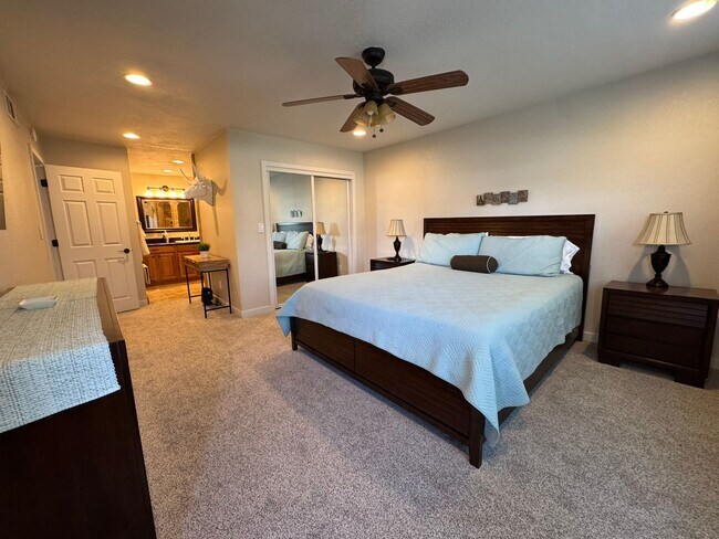 Building Photo - Riverfront 2BR Condo Great Views, Luxury Furnished incl UTILITIES