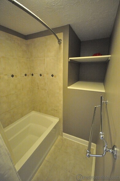 Building Photo - 820 Summit St