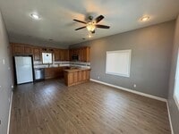 Building Photo - Clean 2 bedroom 1 bath With Tall Ceilings