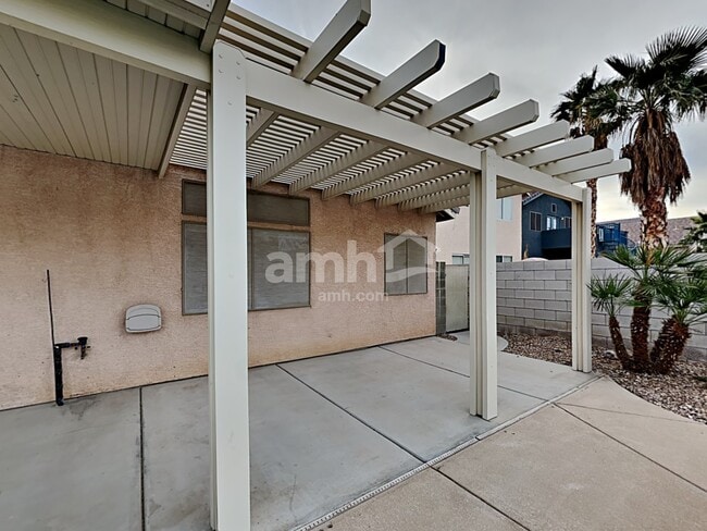 Building Photo - 1852 E Pyle Ave