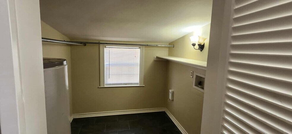 Building Photo - 409 Sunny Ln