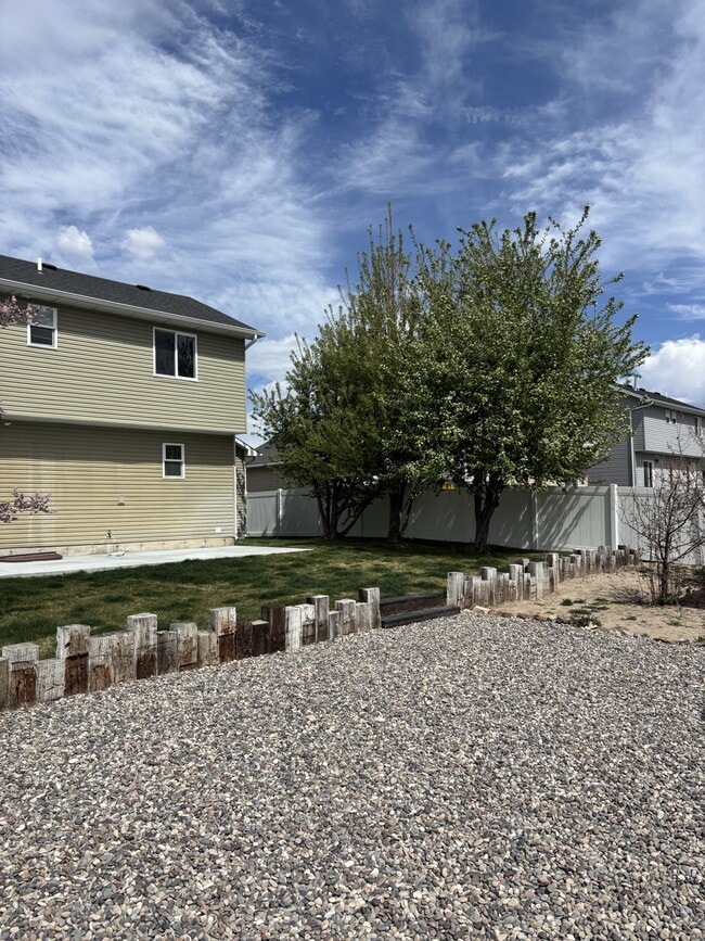 Building Photo - 2075 Mary Dr