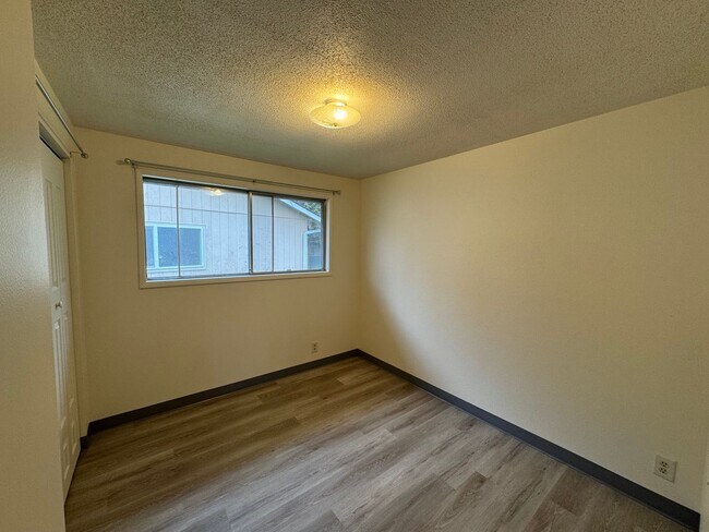 Building Photo - 3 Bedroom, 2 Bath Single Family Home in Cal Young/Gilham Neighborhood