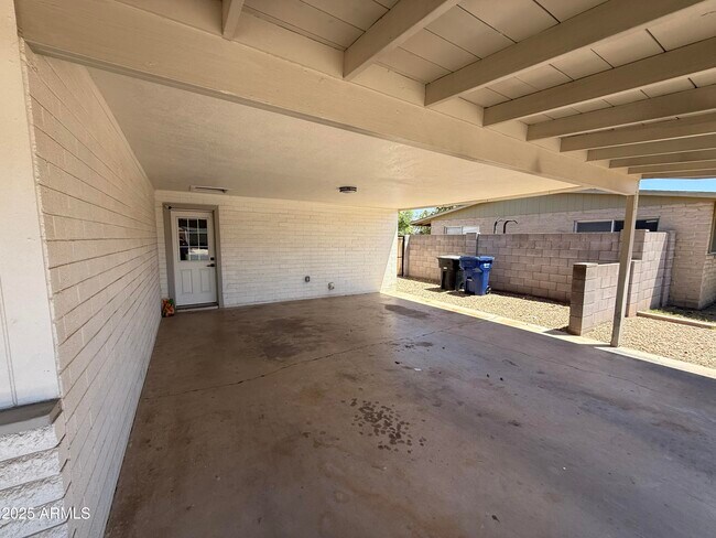 Building Photo - 301 N Apache Dr