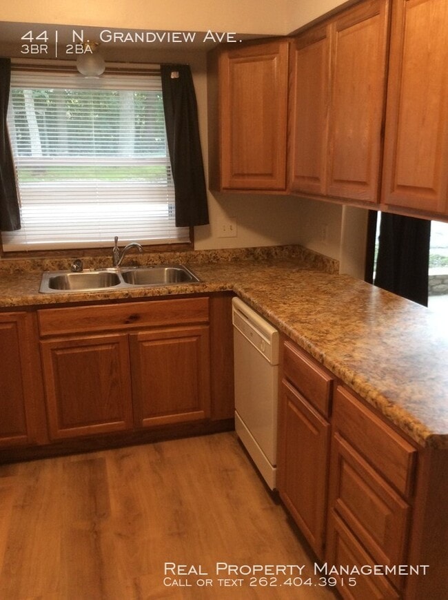 Building Photo - 3 Bedroom 1.5 Bathroom Updated Side by Side!