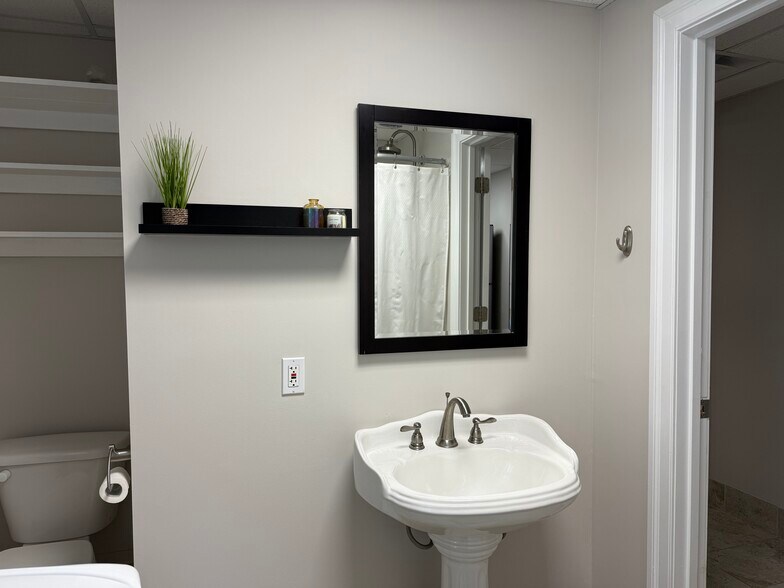 Building Photo - 327 Braehead Dr