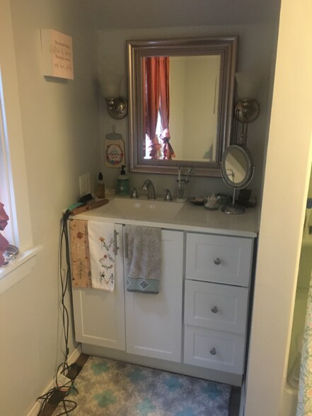 Building Photo - 4950 Elm St