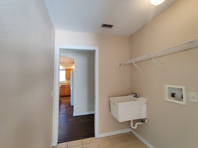 Building Photo - 3 bedroom, 2 bath rental in the Royal High...