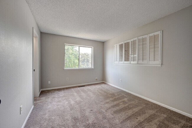 Building Photo - $2,800 - 3 Bed. 2.5 Bath Home with AC, Lof...