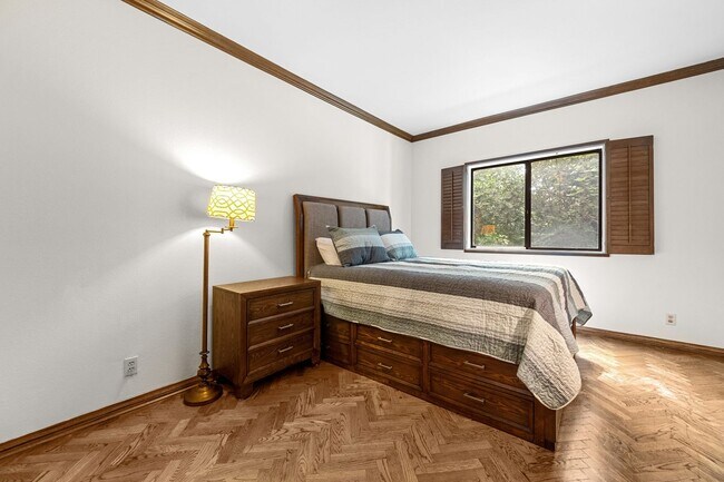 Building Photo - Elegant Corner Condo with Spacious Interiors