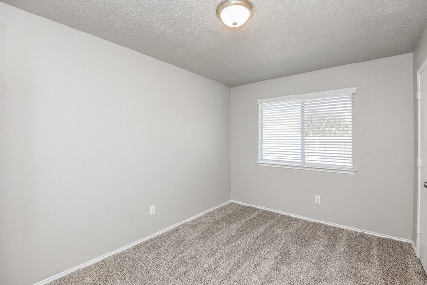 Building Photo - 1121 Sandalwood Dr