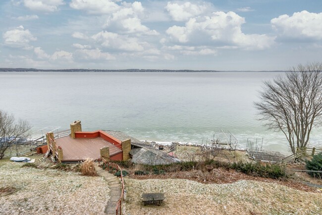 Building Photo - Lake Mendota Dream Home in Desirable Sprin...