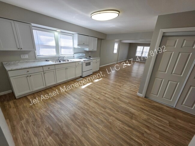 Building Photo - 3 bed, 1.5 baths, 2 car garage, fenced yard!