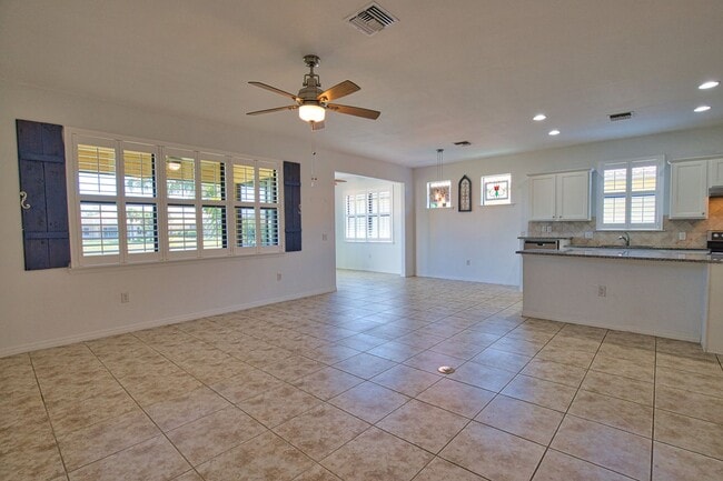 Building Photo - Annual Unfurnished 2 Bedroom 2 Bathroom Ho...