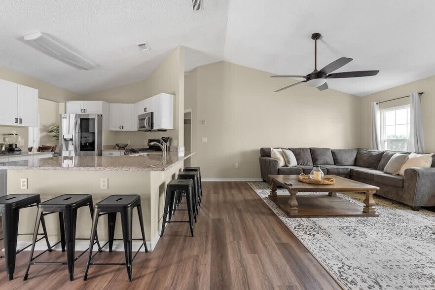 Building Photo - 2822 Formosa Blvd