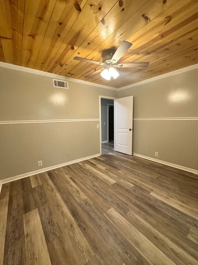 Building Photo - 3 Bed 2 Bath Brick Home with Additional Living Space - Newly Renovated