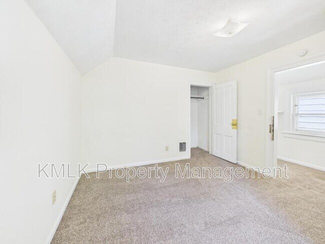 Building Photo - 484 Crouse St