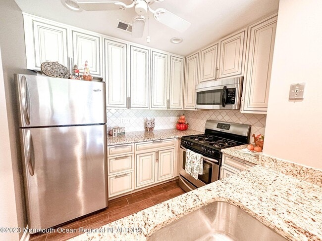 Building Photo - 2 Basset Ct