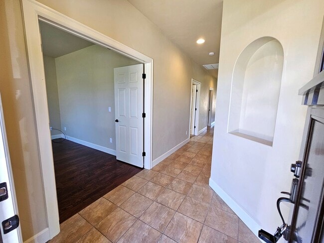 Building Photo - 2817 Tuscanna Dr