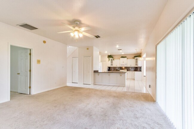Building Photo - Beautiful Lake front home in West Kissimmee
