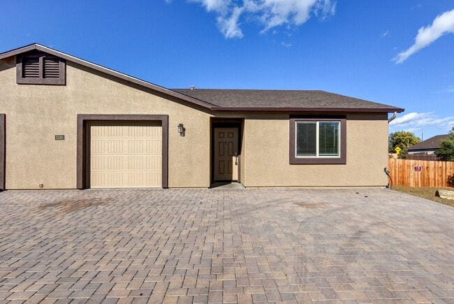 Building Photo - 3330 N Navajo Dr