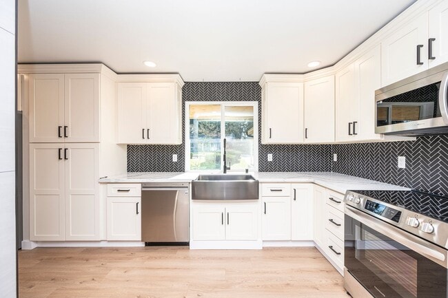 Building Photo - Lakewood Rambler 3 bedroom + Bonus