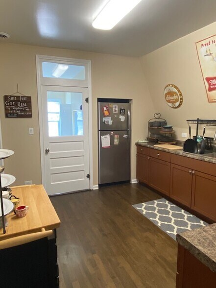 Building Photo - 5546 N Marmora Ave