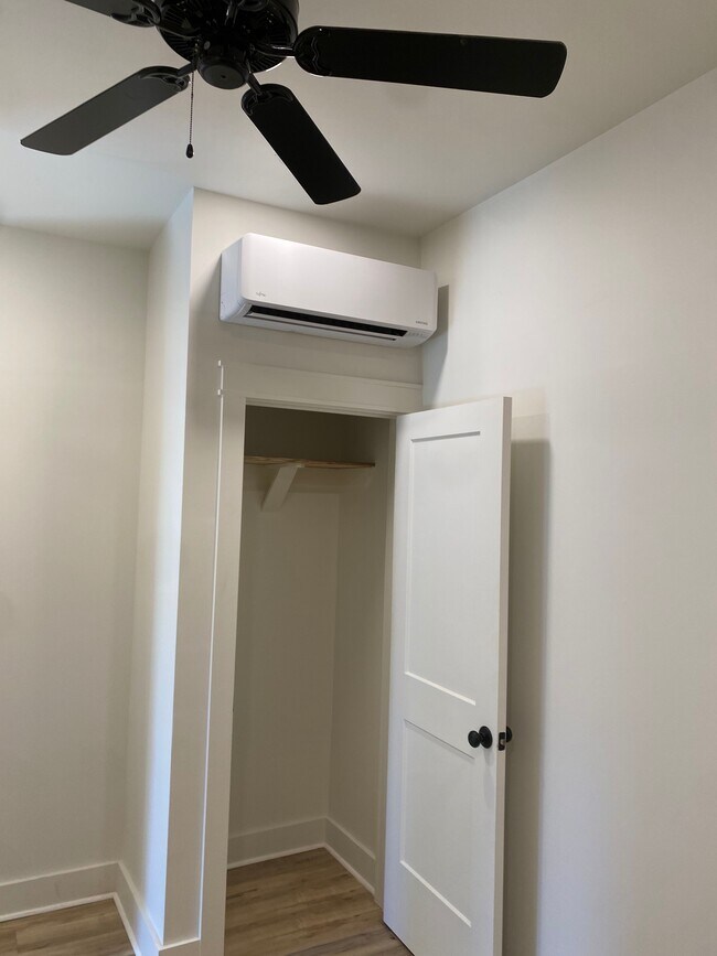 Building Photo - 11 E Walnut St