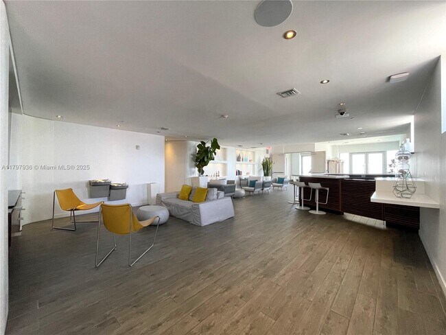 Building Photo - 2600 E Hallandale Beach Blvd
