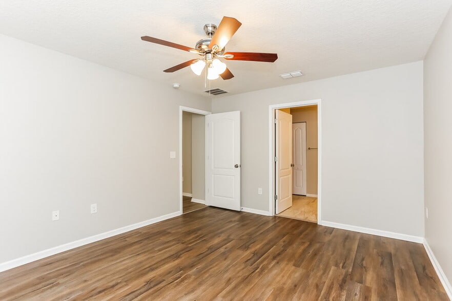 Building Photo - 3703 Summit Oaks Dr