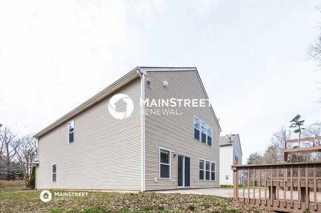 Building Photo - 4 Bedroom Pet-Friendly Home in Charlotte, NC with Main Street Renewal
