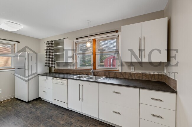 Building Photo - 1720 S Windsor Rd