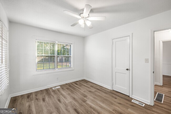 Building Photo - 1801 Crestridge Dr SE