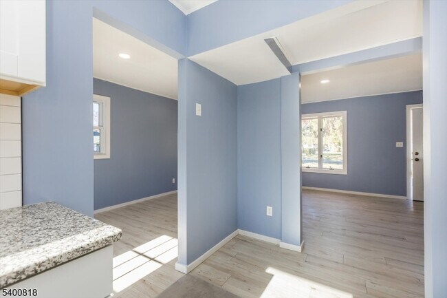 Building Photo - 1 Pine Ct