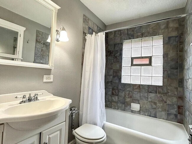 Building Photo - Beautiful 2 Bedroom-2 Bath Condo- Close to...