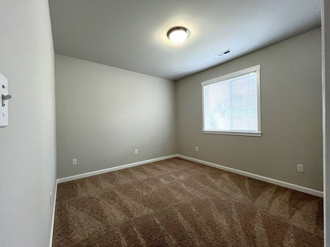 Building Photo - Well-Appointed 4BR/2.5BA Home with Spacious Living Areas & Modern Kitchen