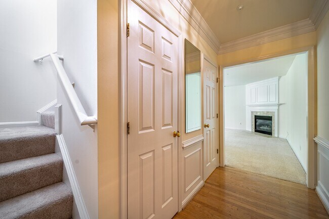Building Photo - 2-level condo, conveniently located