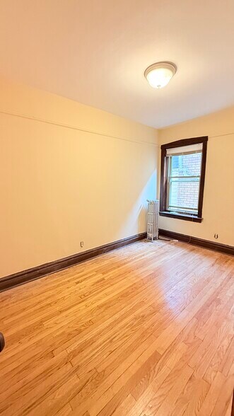 Building Photo - 4453 W Dickens Ave