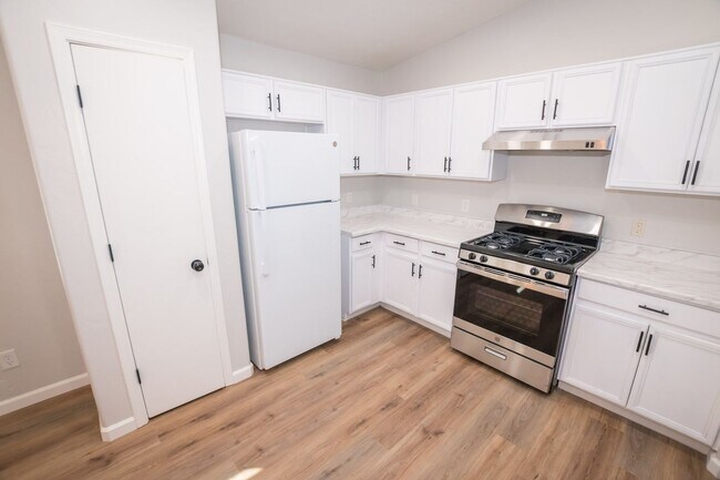 Building Photo - 4 Bedroom, 2 Bath, Split Floor Plan, 2 Car Garage, Central A/C