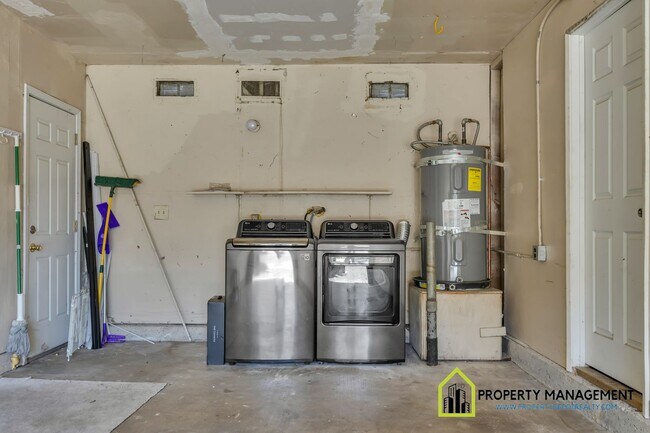 Building Photo - Inviting 3-Bedroom, 2-Bathroom Residence w...