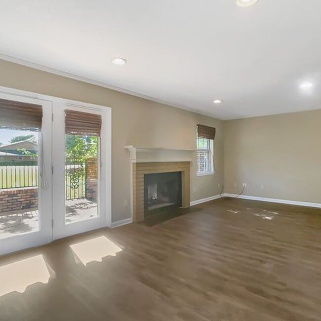 Building Photo - Cozy 3 Bed 2 Bath Available Fall 2025!