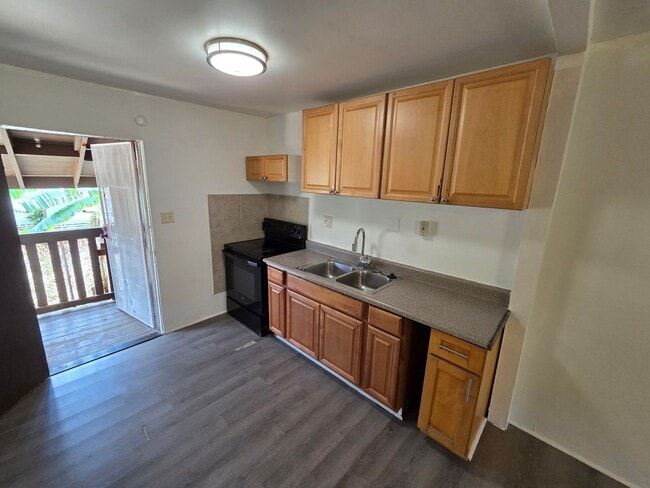 Building Photo - Recently Updated 2 Bedroom 1 Bath Duplex