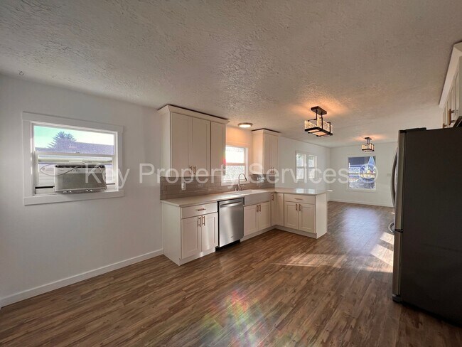Building Photo - Renovated Longview Cottage with Huge Yard!